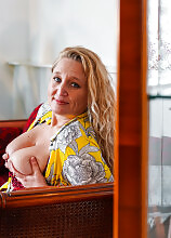 The delivery guy winds up fucking nympho MILF cougar Elektra Stone with her big natural tits